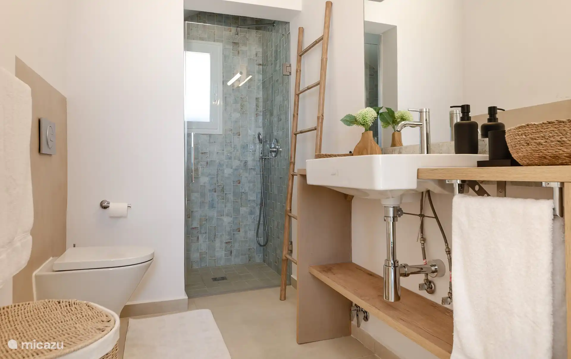 Badezimmer des zweiten Schlafzimmers im Erdgeschoss mit Dusche