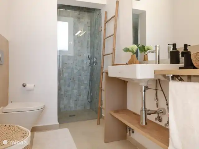 Xénophilie VI | Espagne, Costa Blanca, Benitachell - villa Salle de bain de la deuxième chambre au rez-de-chaussée, avec douche