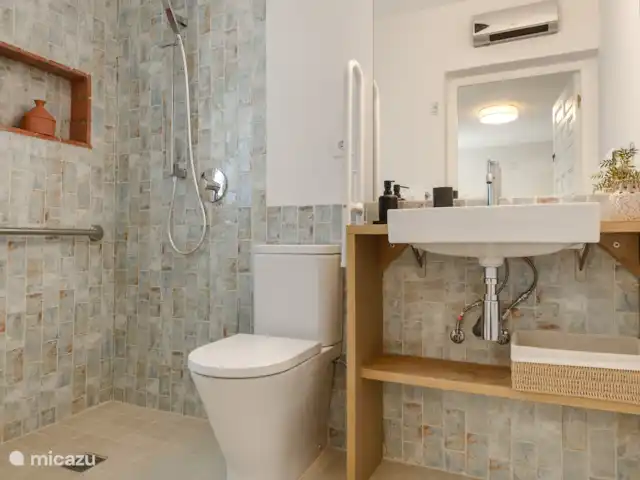 Xénophilie VI | Espagne, Costa Blanca, Benitachell - villa Salle de bain de la troisième chambre au rez-de-chaussée, avec douche