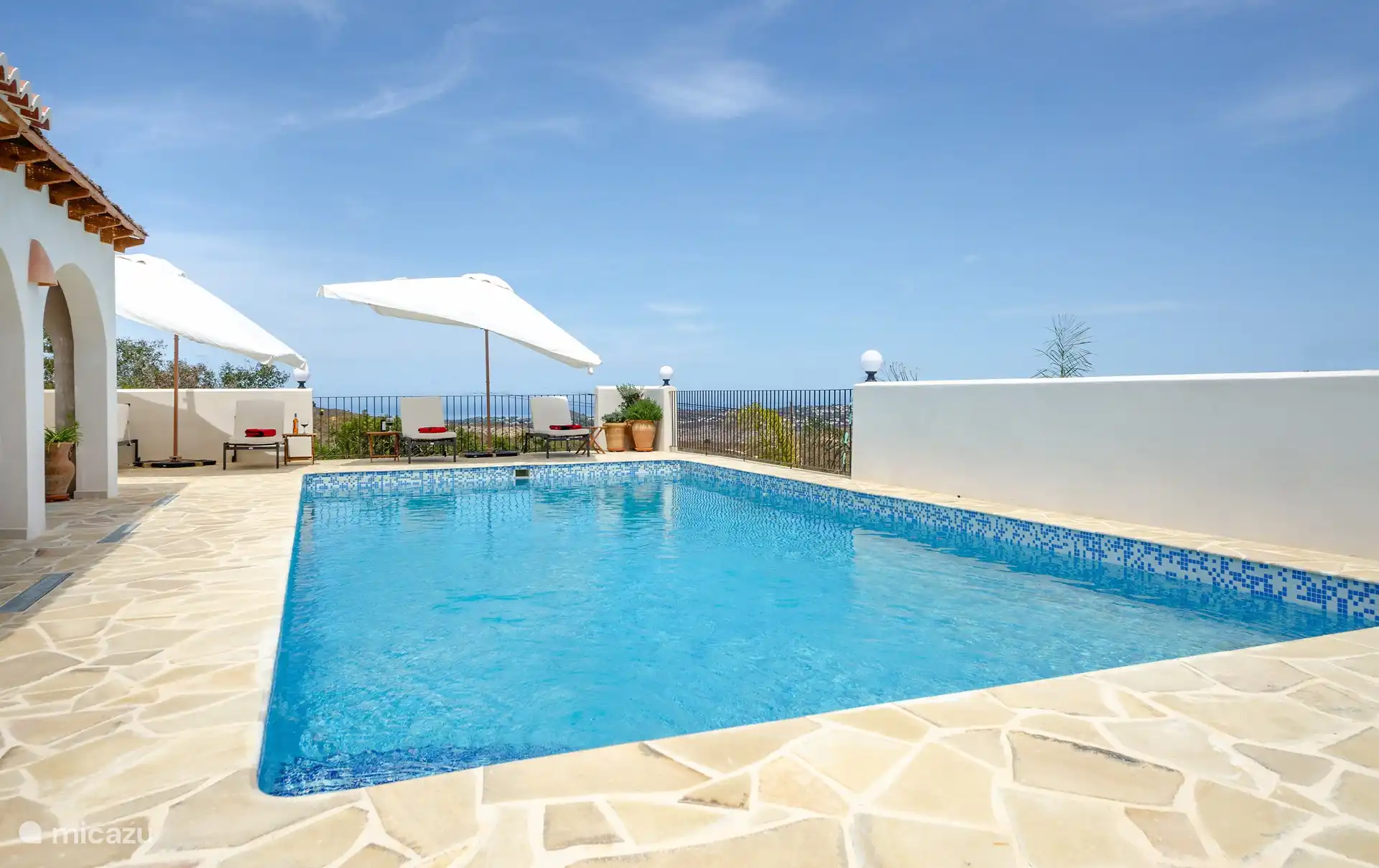 Privater beheizter Swimmingpool