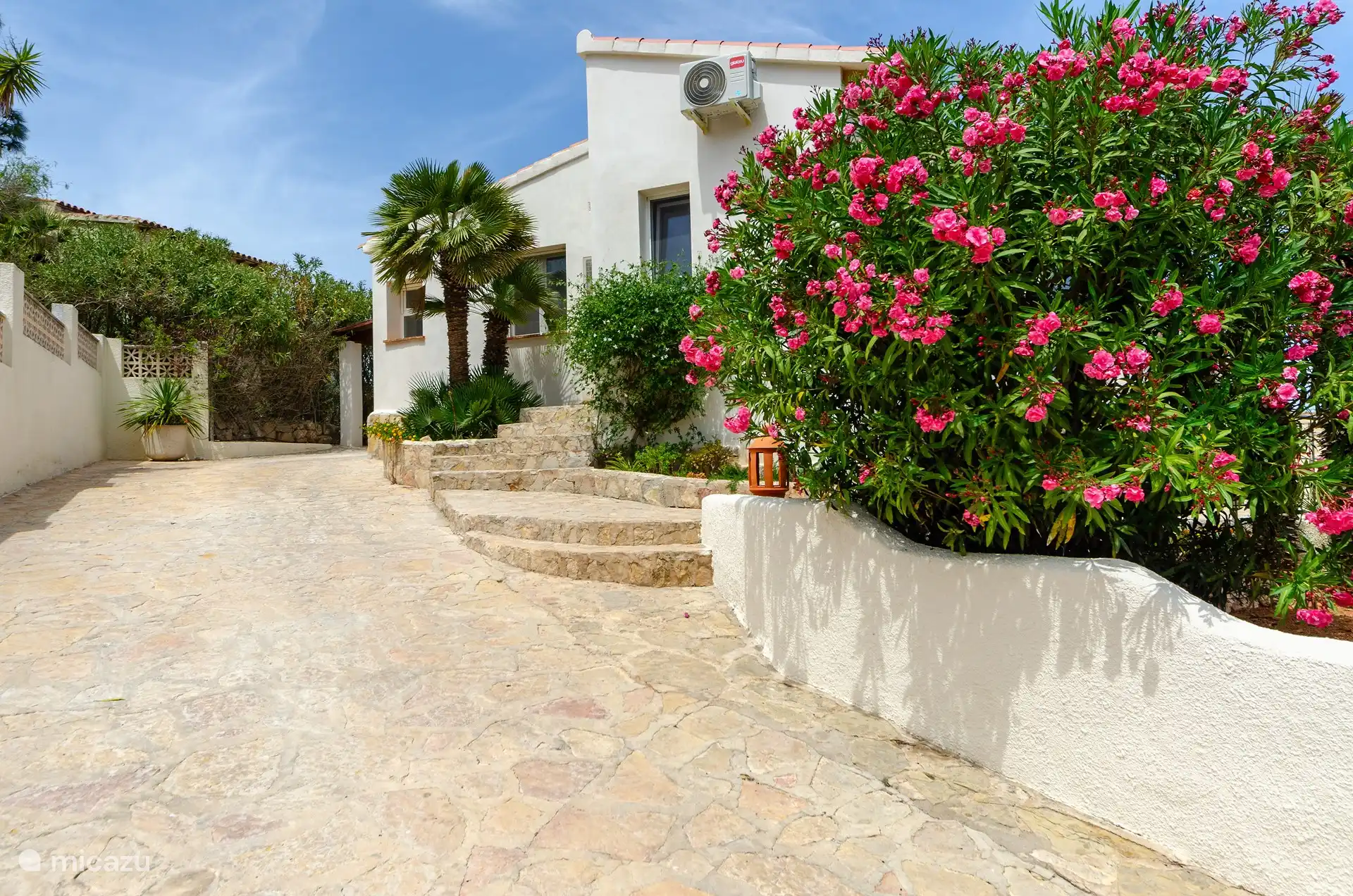 Einfahrt am Eingang der Villa