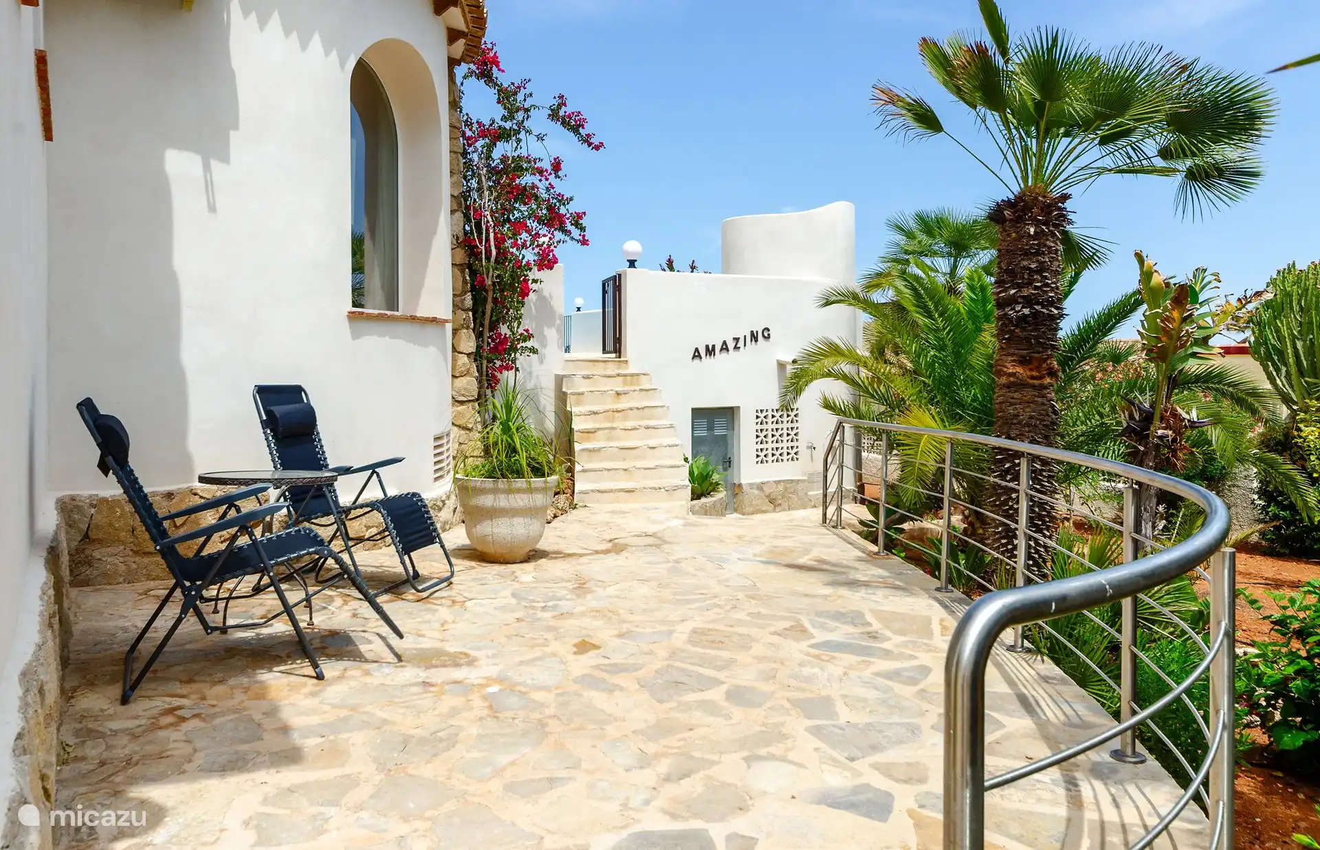 Eine der Terrassen der Villa mit Liegestühlen