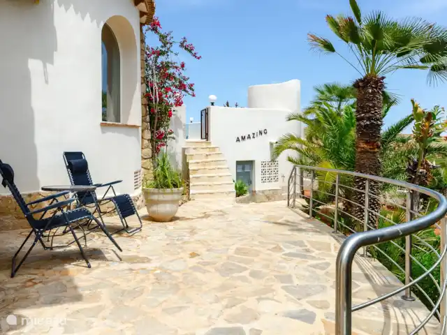 Xénophilie VI | Espagne, Costa Blanca, Benitachell - villa L’une des terrasses de la villa avec chaises longues