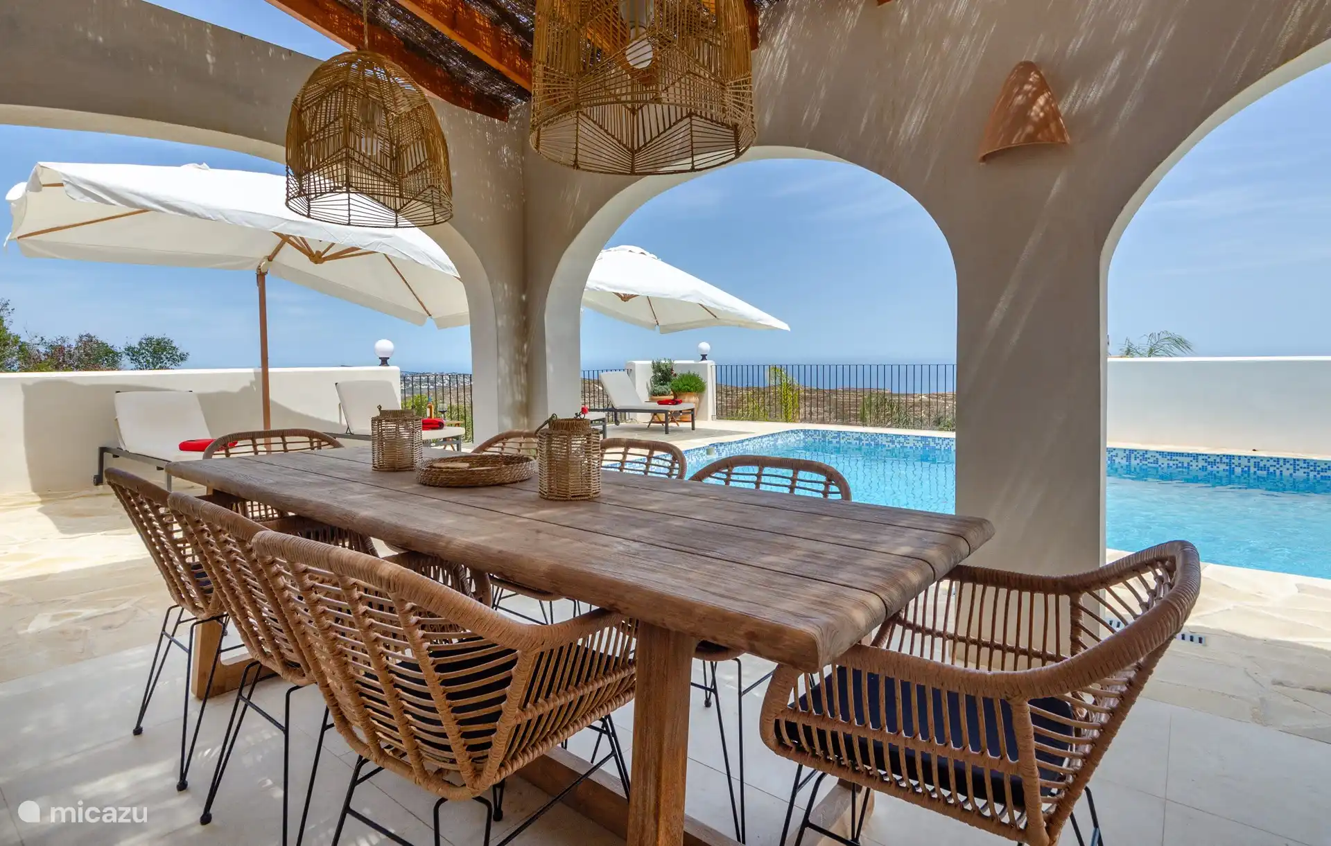 Tisch für 8 Personen in der Naya