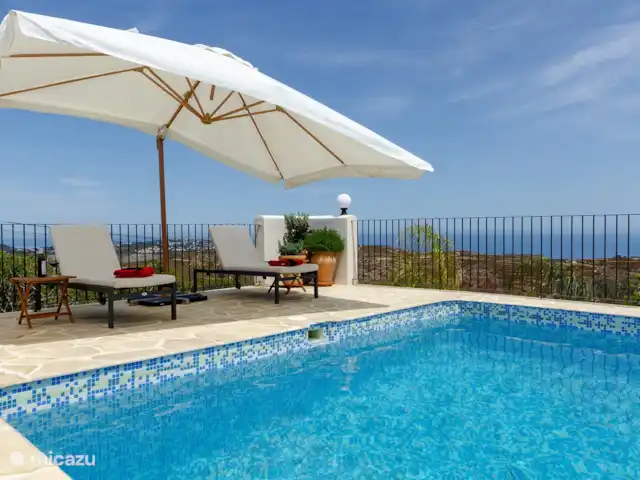 Xénophilie VI | Espagne, Costa Blanca, Benitachell - villa Chaises longues et parasol à côté de la piscine