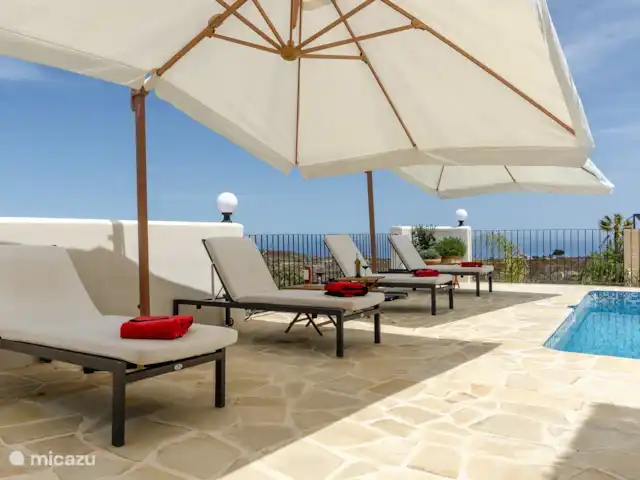 Xénophilie VI | Espagne, Costa Blanca, Benitachell - villa Chaises longues et parasol à côté de la piscine