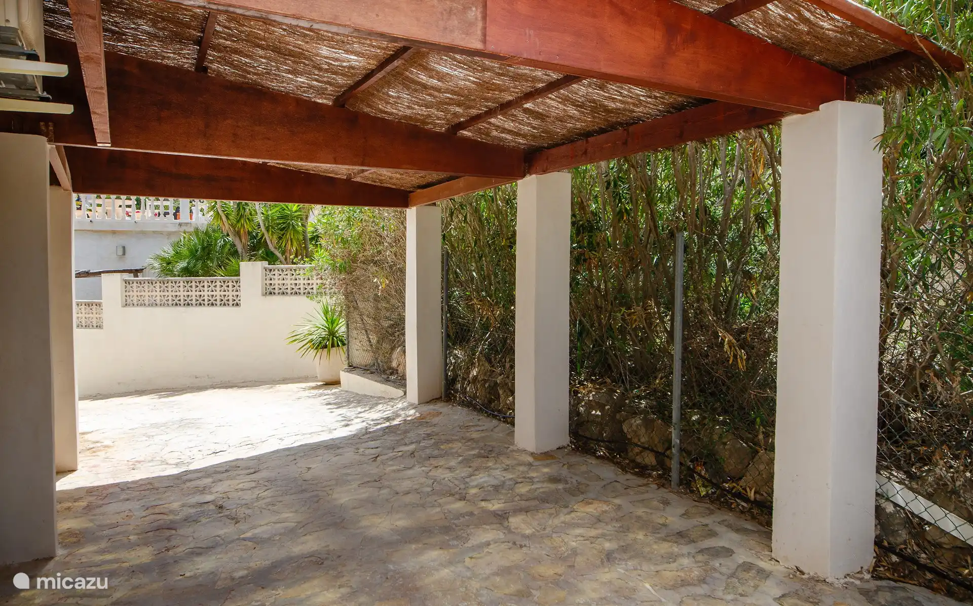 Schattiger Parkplatz für zwei kleine oder ein großes Auto