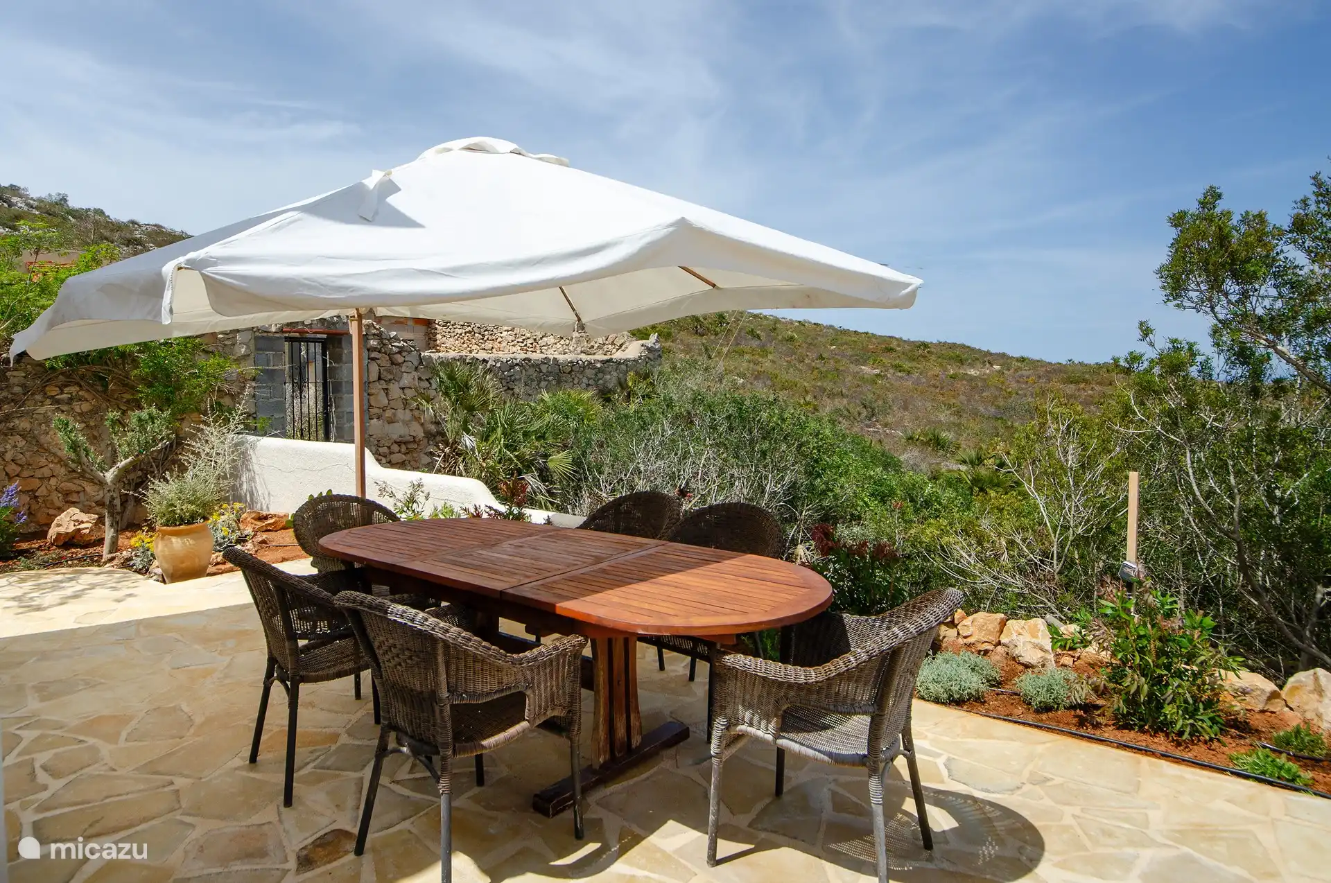 Terrassentisch mit schöner Aussicht und Sonnenschirm