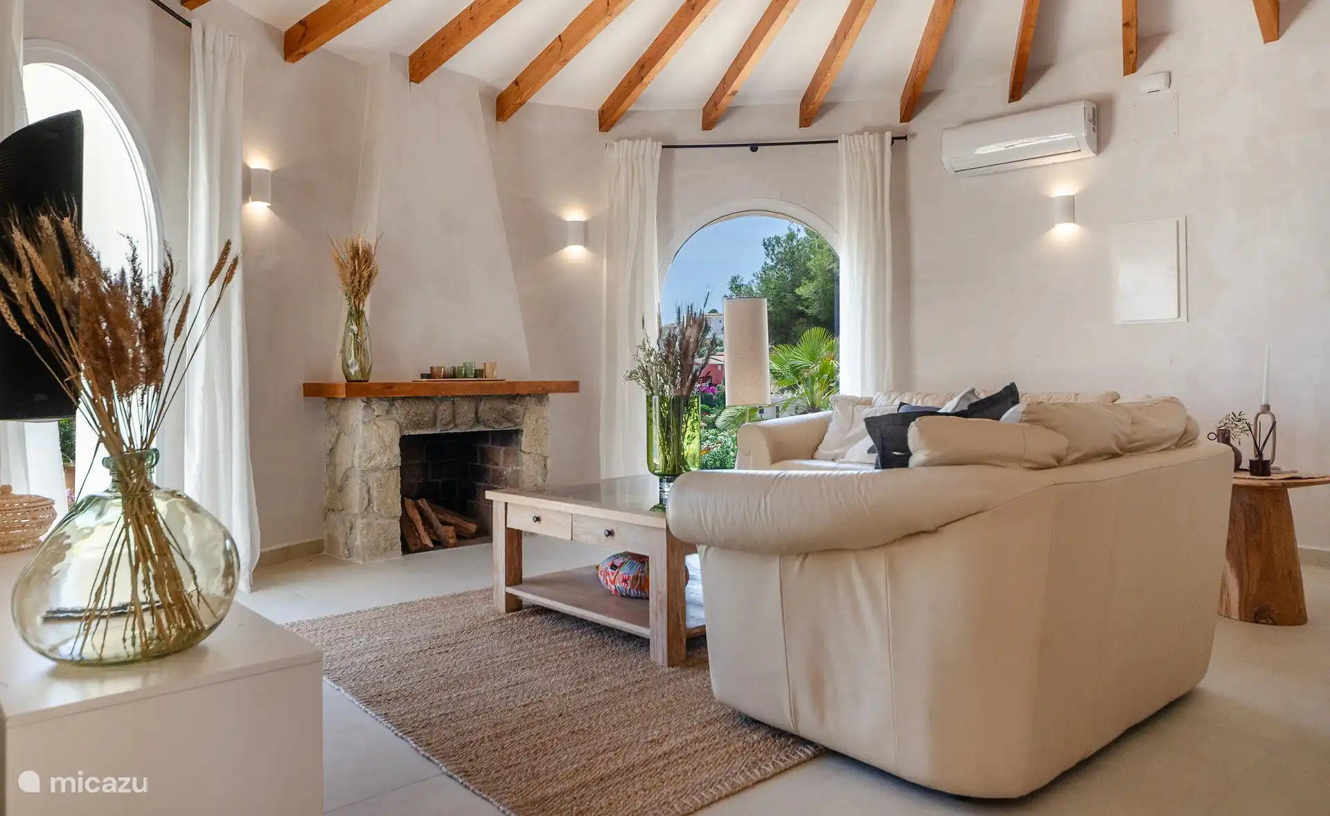 Wohnzimmer mit Sat-TV und Kamin.