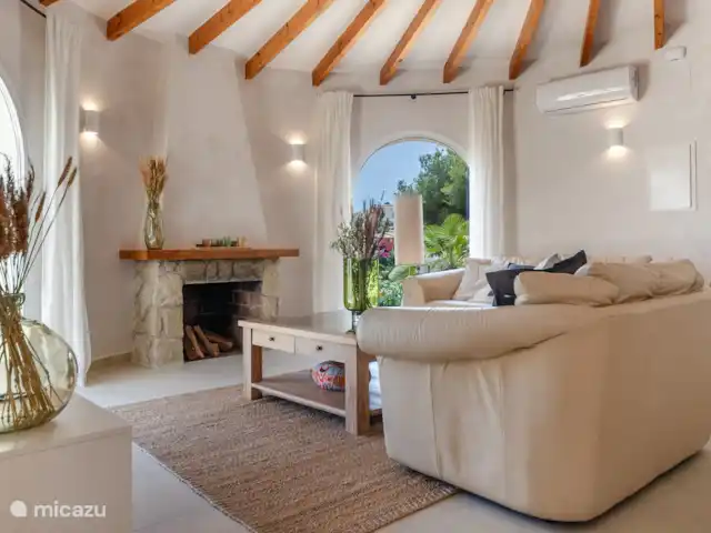Xénophilie VI | Espagne, Costa Blanca, Benitachell - villa Salon avec télévision par satellite et cheminée.