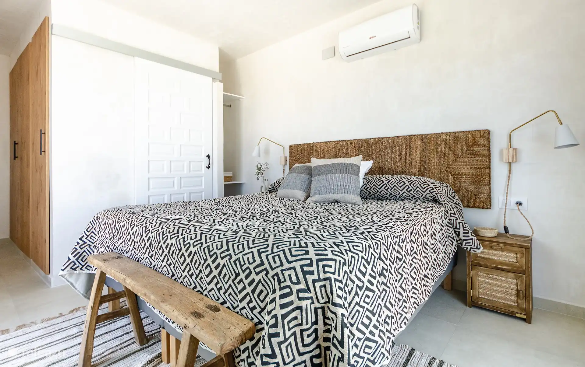 Hauptschlafzimmer mit eigenem Bad und Zugang zur Terrasse