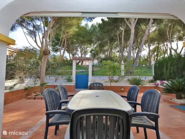 Maison d’angle près des plages | Espagne, Costa Blanca, Mil Palmeras - maison de vacances Table à manger dans le jardin