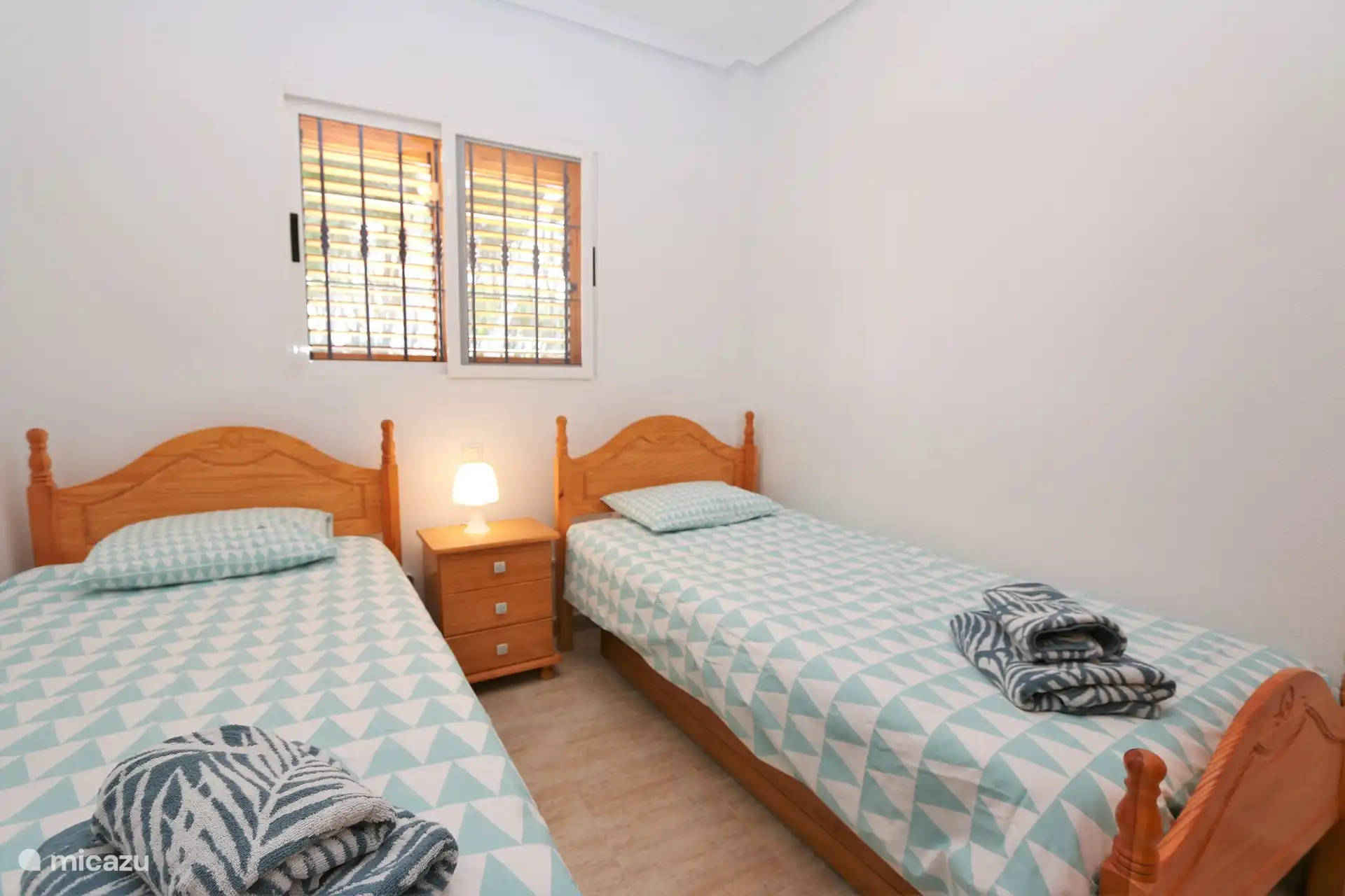 Schlafzimmer mit zwei Einzelbetten 