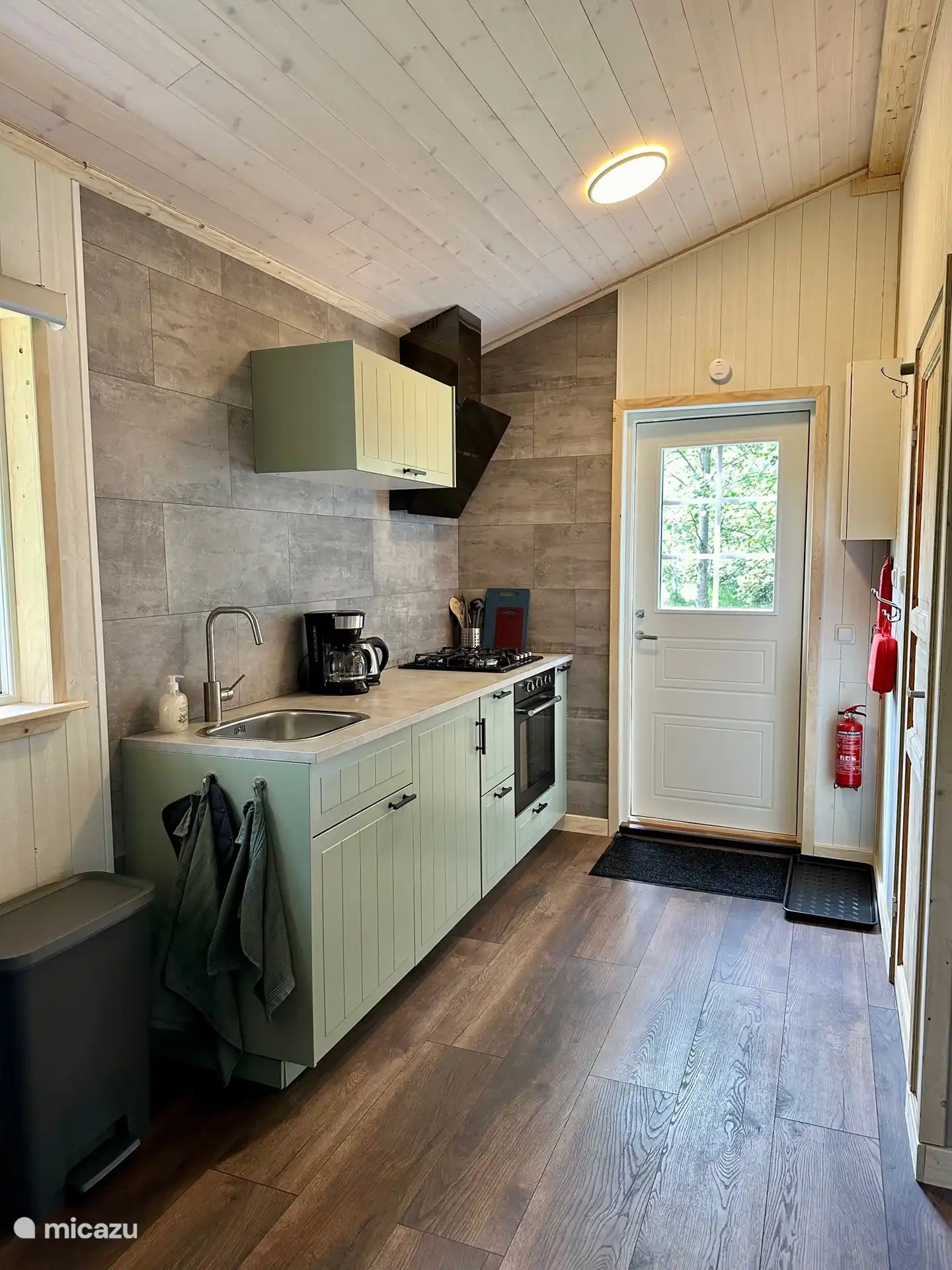 The kitchen is equipped with a stove, extractor hood, oven and refrigerator. You still do the dishes, nice and old-fashioned, by hand. The perfect opportunity to review the day.