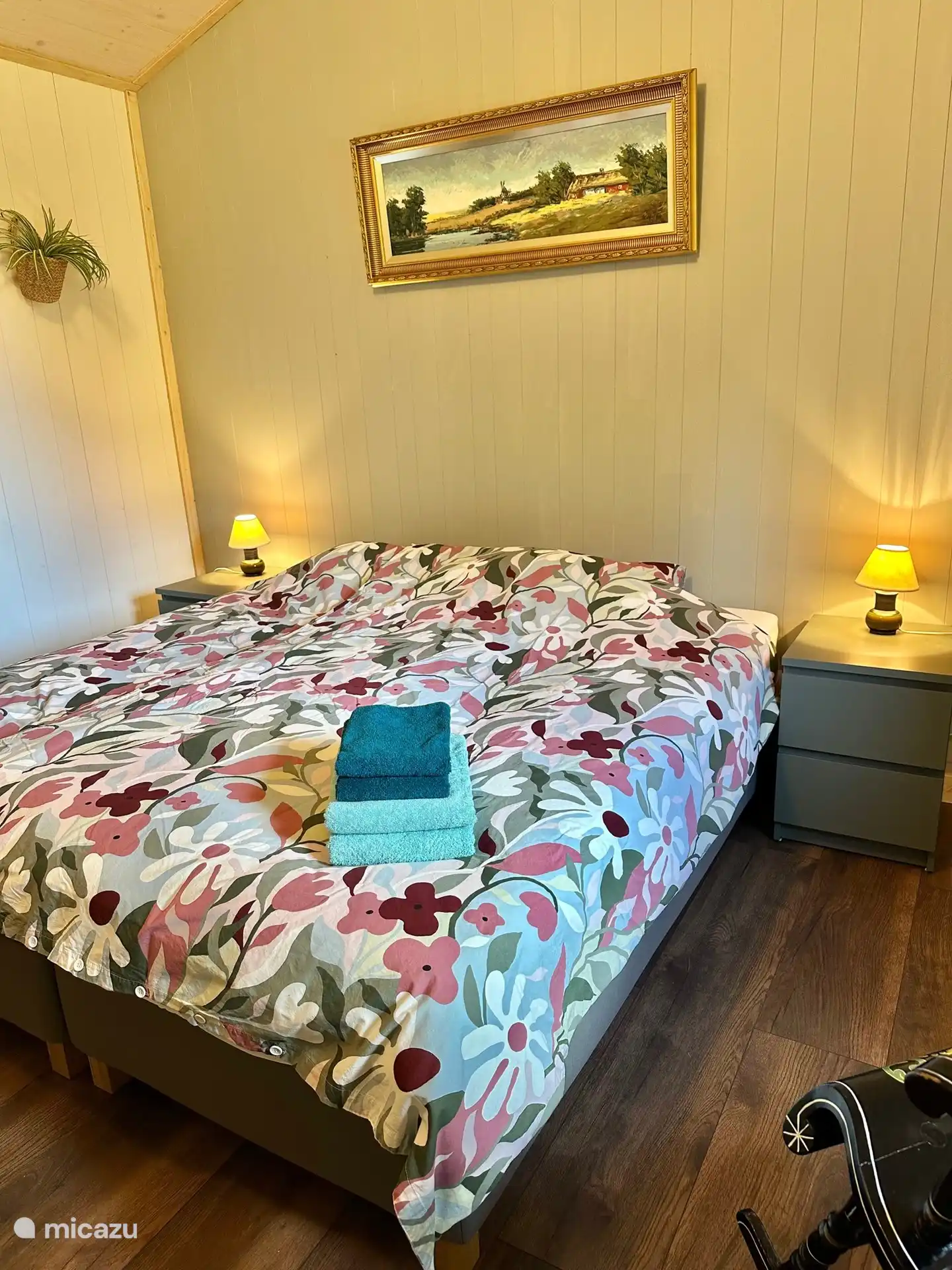 After a day in the Swedish outdoors, you can sleep soundly in this nice bed. They are 2 separate beds of 90x200 cm, so they can also be pushed apart if necessary.