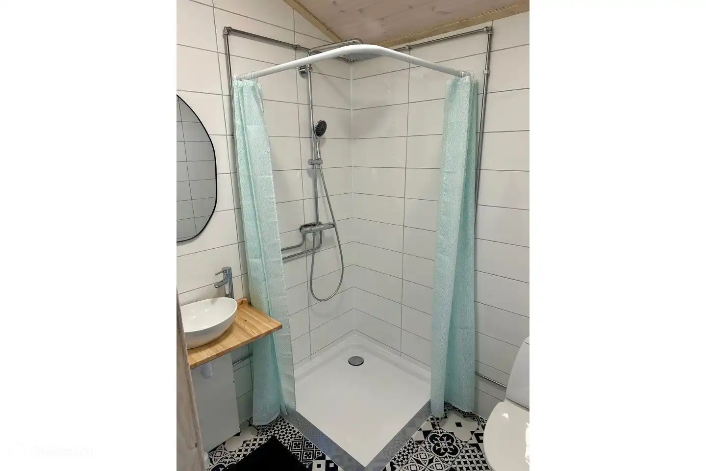 The shower is nice and spacious with its 90x90 cm and equipped with a hand and rain shower.