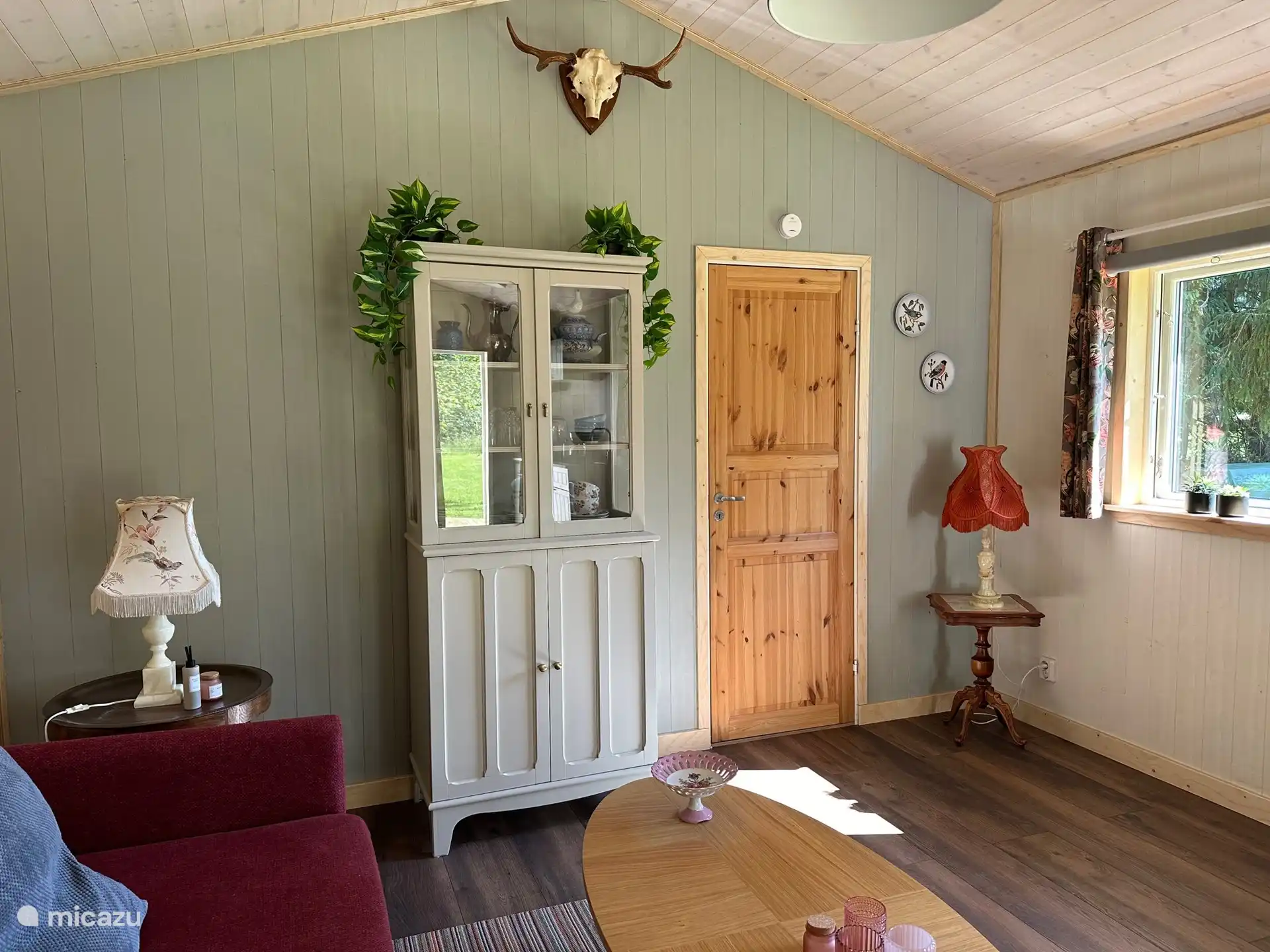 Through this door you enter the bedroom.