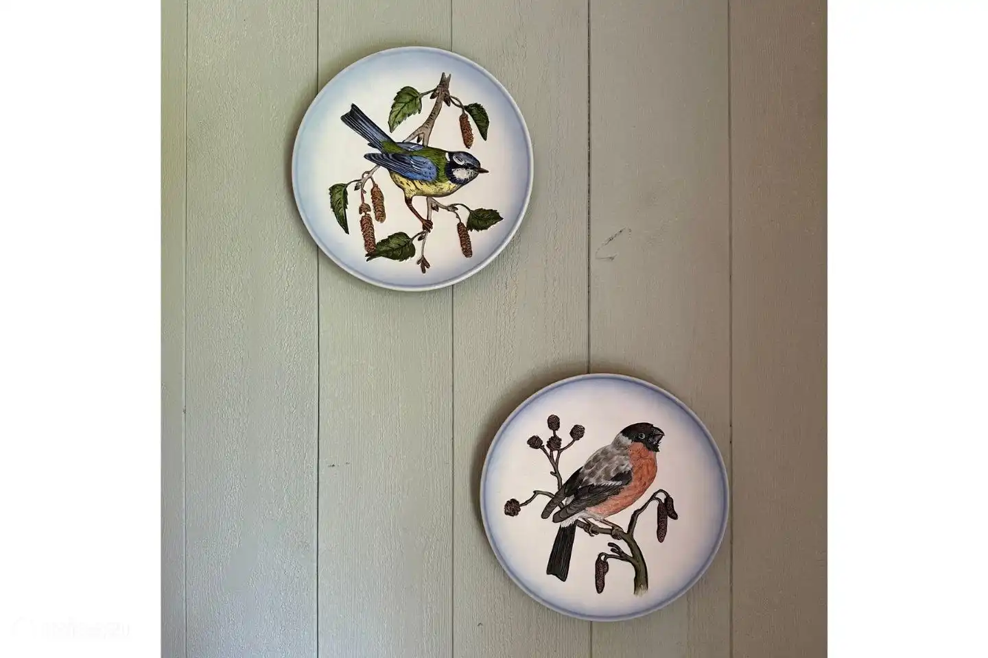 The house is furnished with new furniture, complemented by nice accessories that we found at the loppis.