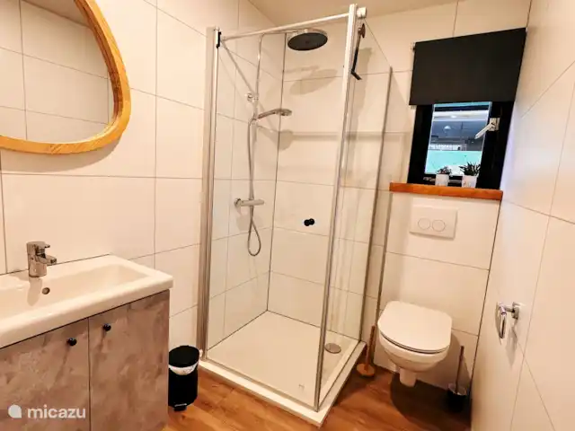 Location de Vacances Pays-Bas, Drenthe, Zuidwolde, tiny house - La chouette hulotte Salle de bain moderne avec toutes les commodités
