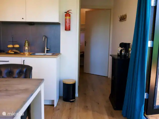 Location de Vacances Pays-Bas, Drenthe, Zuidwolde, tiny house - La chouette hulotte Cuisine et couloir