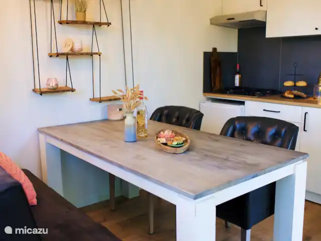 Location de Vacances Pays-Bas, Drenthe, Zuidwolde, tiny house - La chouette hulotte Cuisine et table à manger pour boire un verre