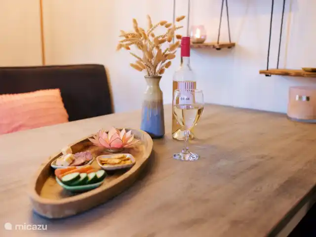 Location de Vacances Pays-Bas, Drenthe, Zuidwolde, tiny house - La chouette hulotte Table à manger pour boire un verre