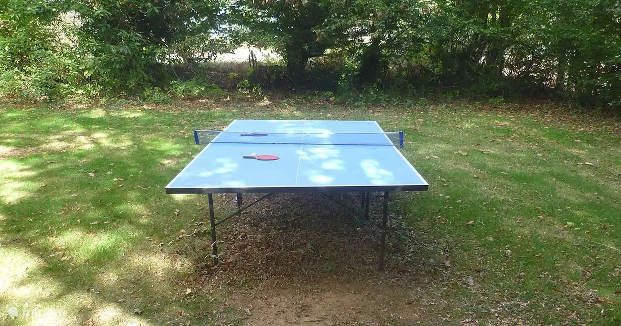 Großer Spielplatz mit Tischtennis, Fußball und Badminton