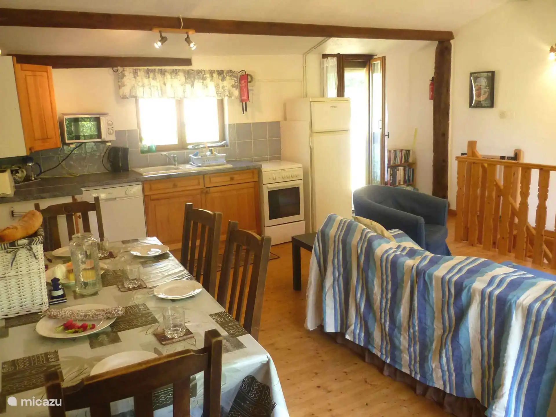 Im Obergeschoss offenes Wohnzimmer/Küche/Esszimmer