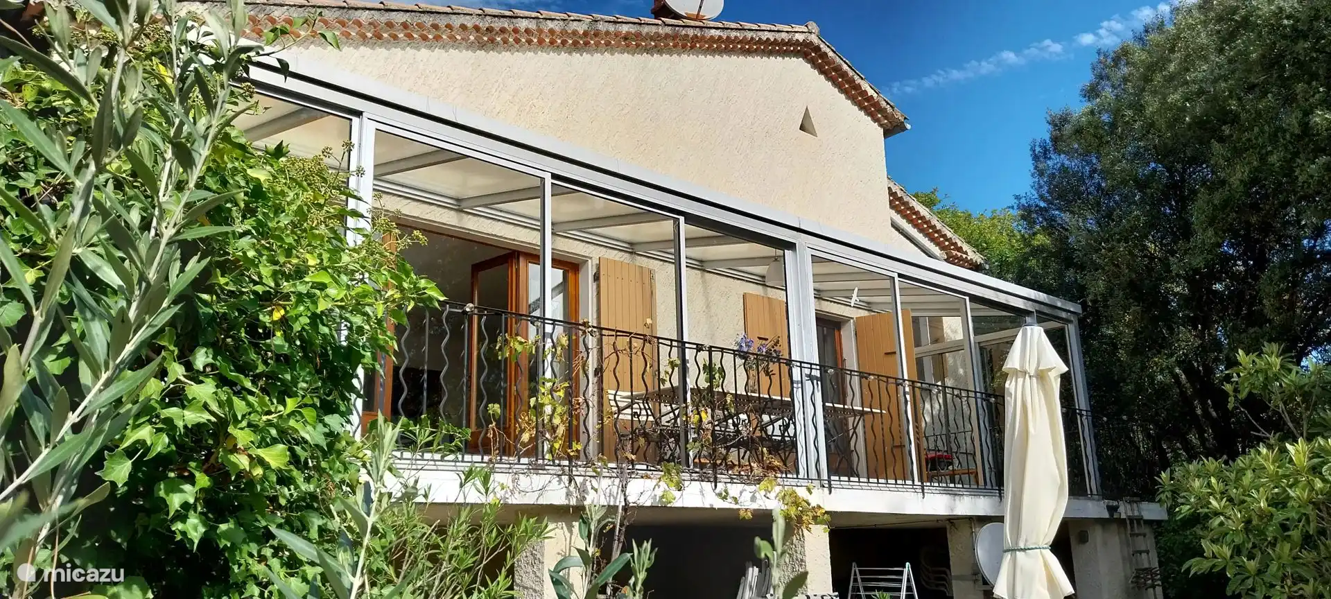 Casa trasera con terraza cubierta