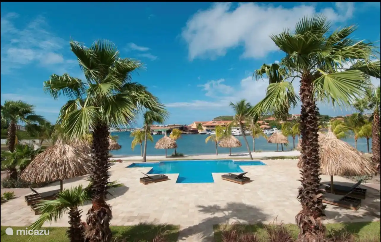 Piscine à débordement