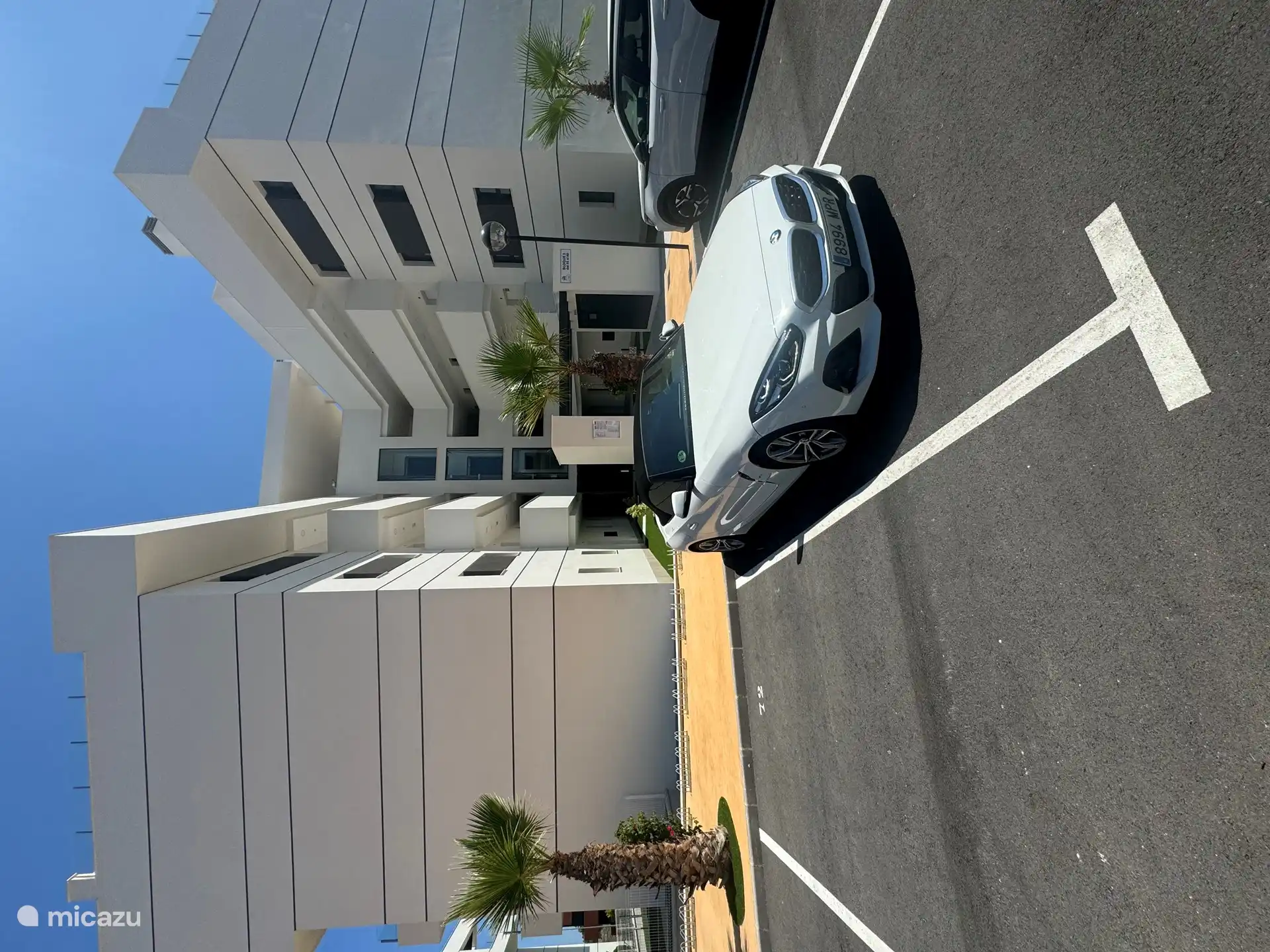 Entree appartementencomplex met prive parkeerplaats op eigen terrein.
Helaas zijn er (nog) geen laadpalen op het terrein aanwezig.