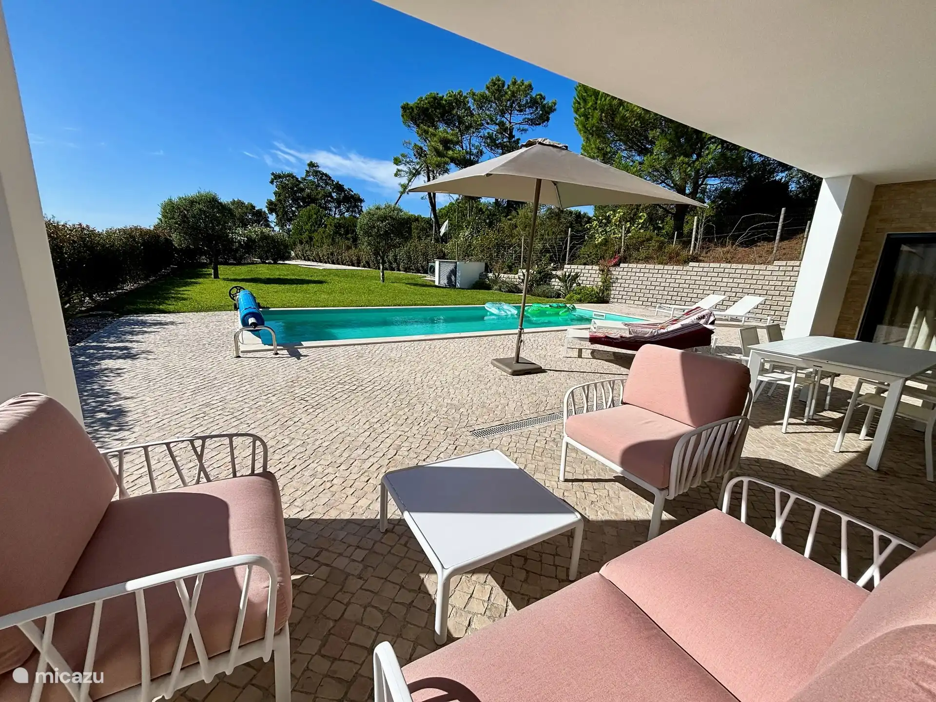 Terrasse mit Schwimmbad und Garten
