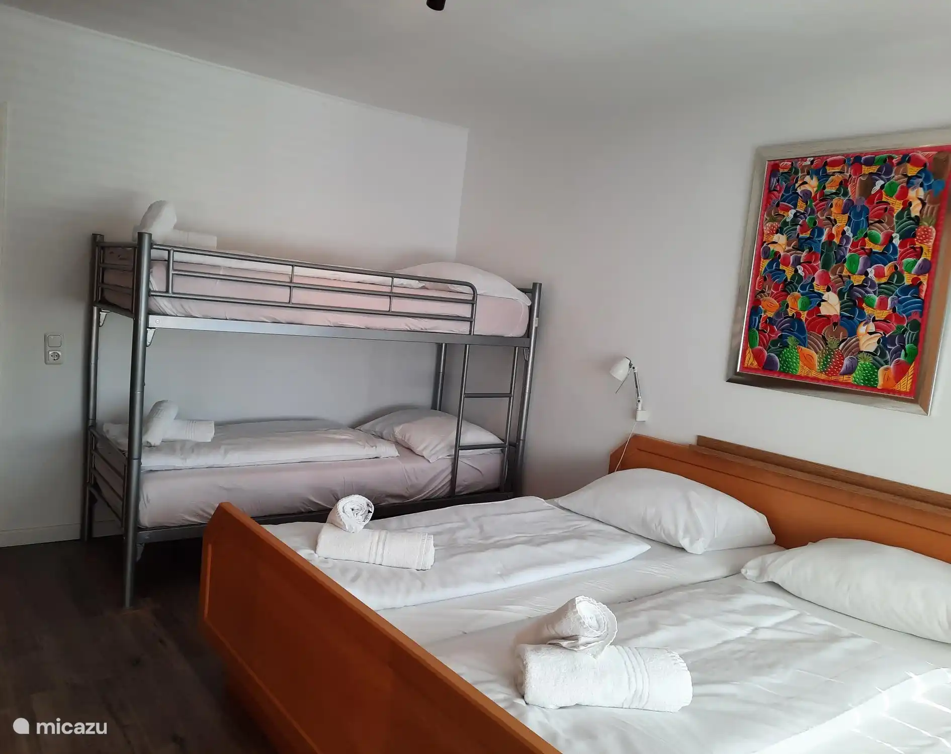 Dormitorio encantador con cama doble y litera doble