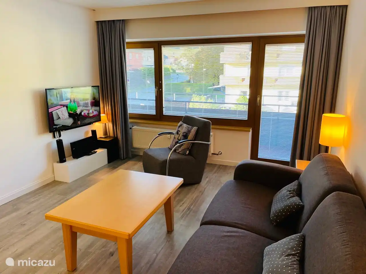 Salontafel, 43 inch
Satelliet TV met toegang NetFlix en YouTube, Radio/cd/dvd speler