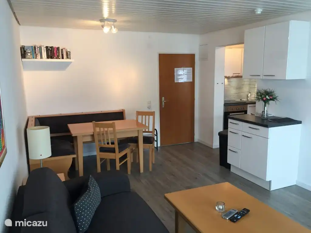 Gezellige eethoek met 2 losse stoelen. Ruime opbergmogelijkheid.