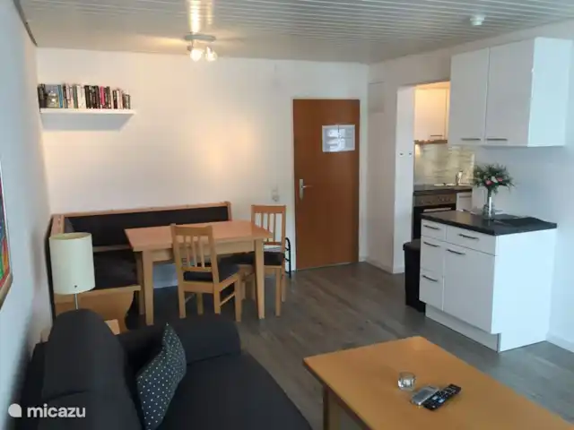 Sonnenalp Markbachjoch XL en Austria, Tirol, Niederau - apartamento Acogedor comedor con 2 sillas separadas. Amplio espacio de almacenamiento.