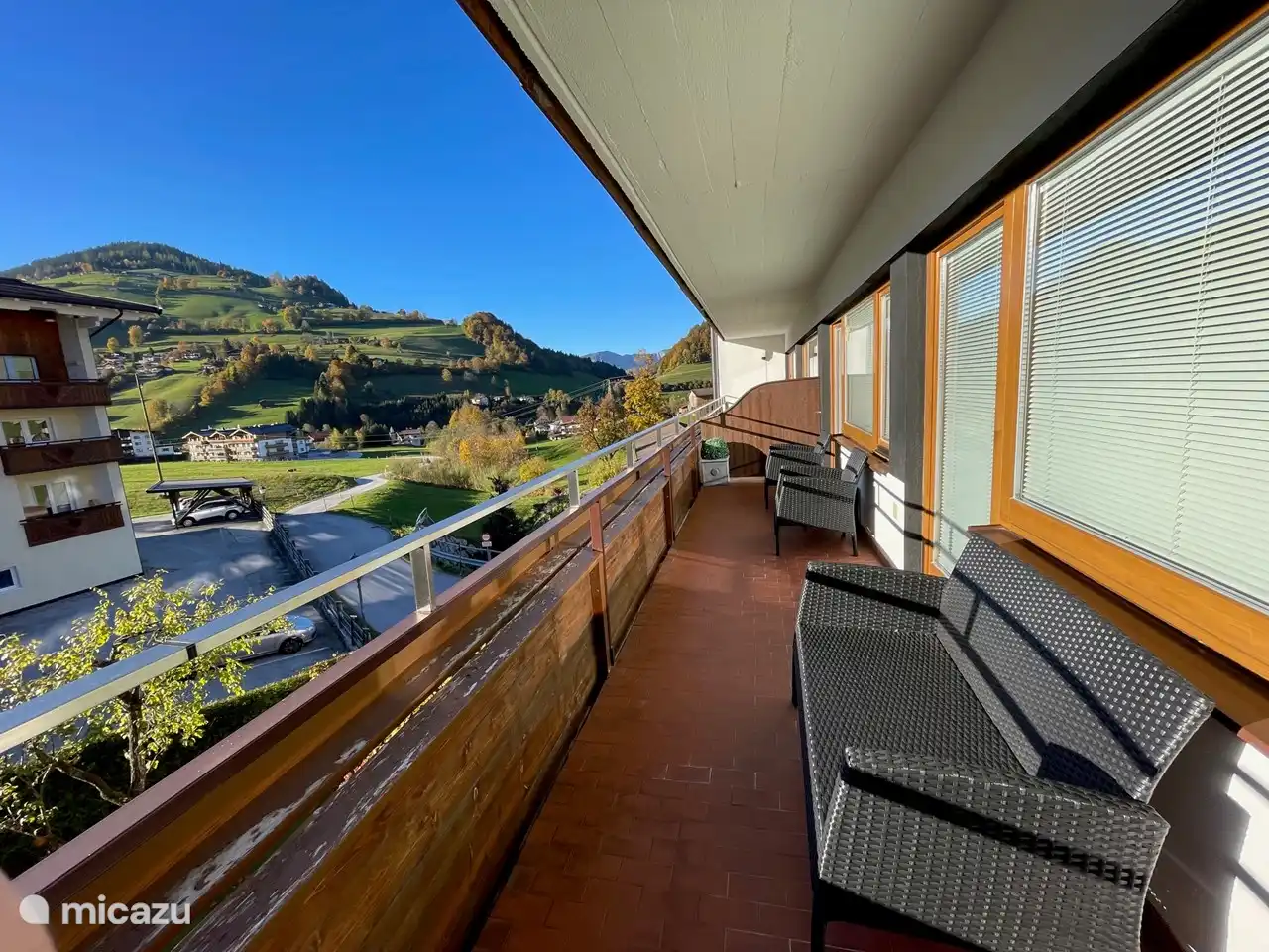 Het balkon op het zuid-westen is bereikbaar vanuit de woonkamer en de slaapkamer, met fraai uitzicht over het berglandschap en de pisten