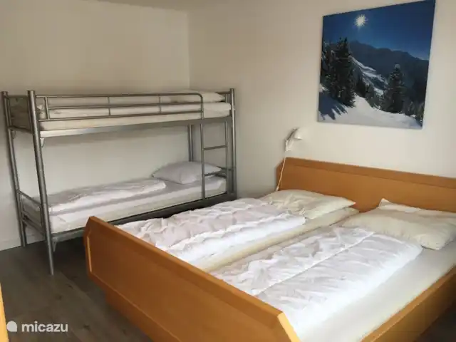 Sonnenalp Markbachjoch XL en Austria, Tirol, Niederau - apartamento Bonito dormitorio con una cama doble y una litera doble.