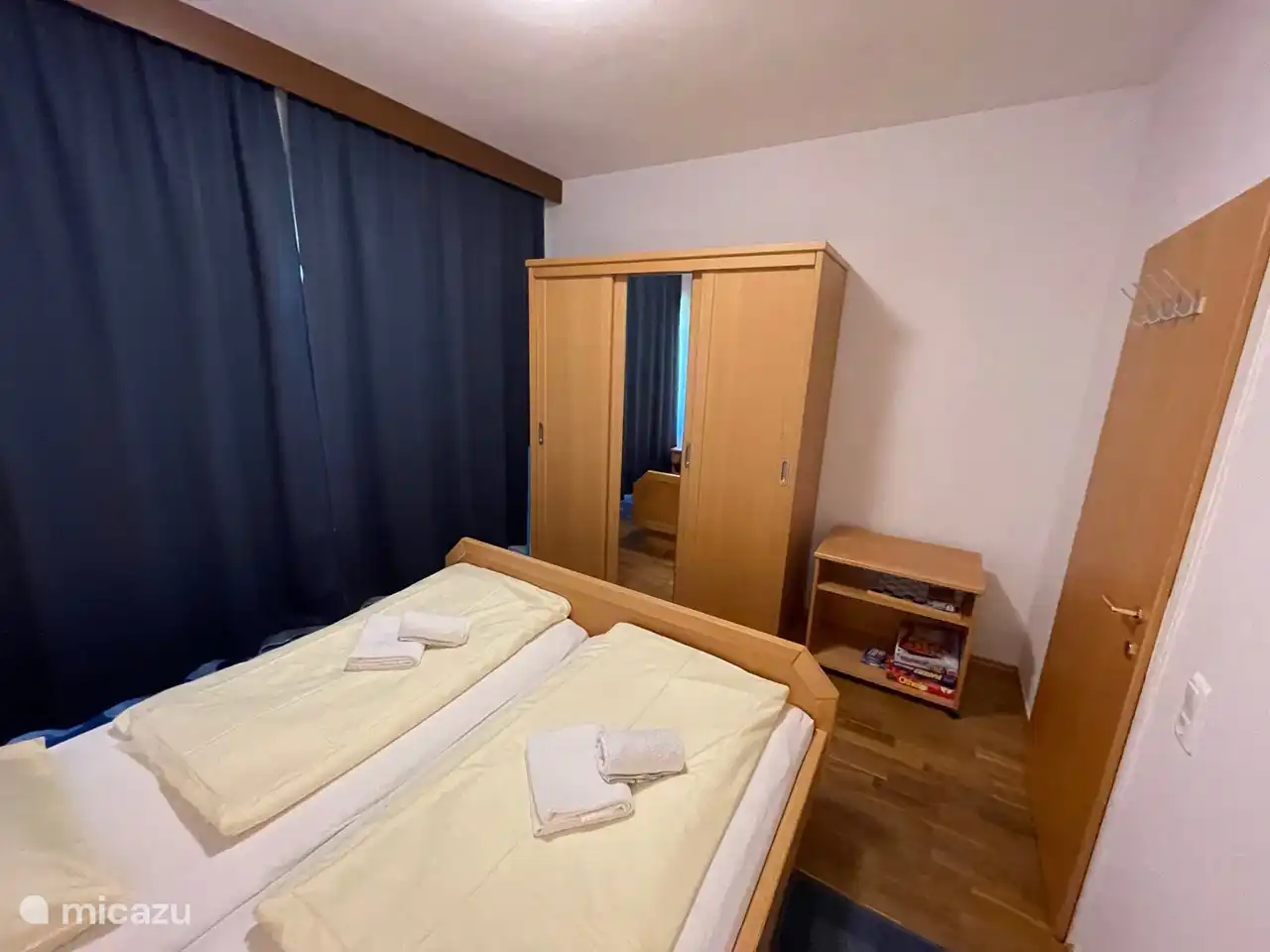 Dormitorios con cama de matrimonio (180x200), mesitas de noche con iluminación, armarios.