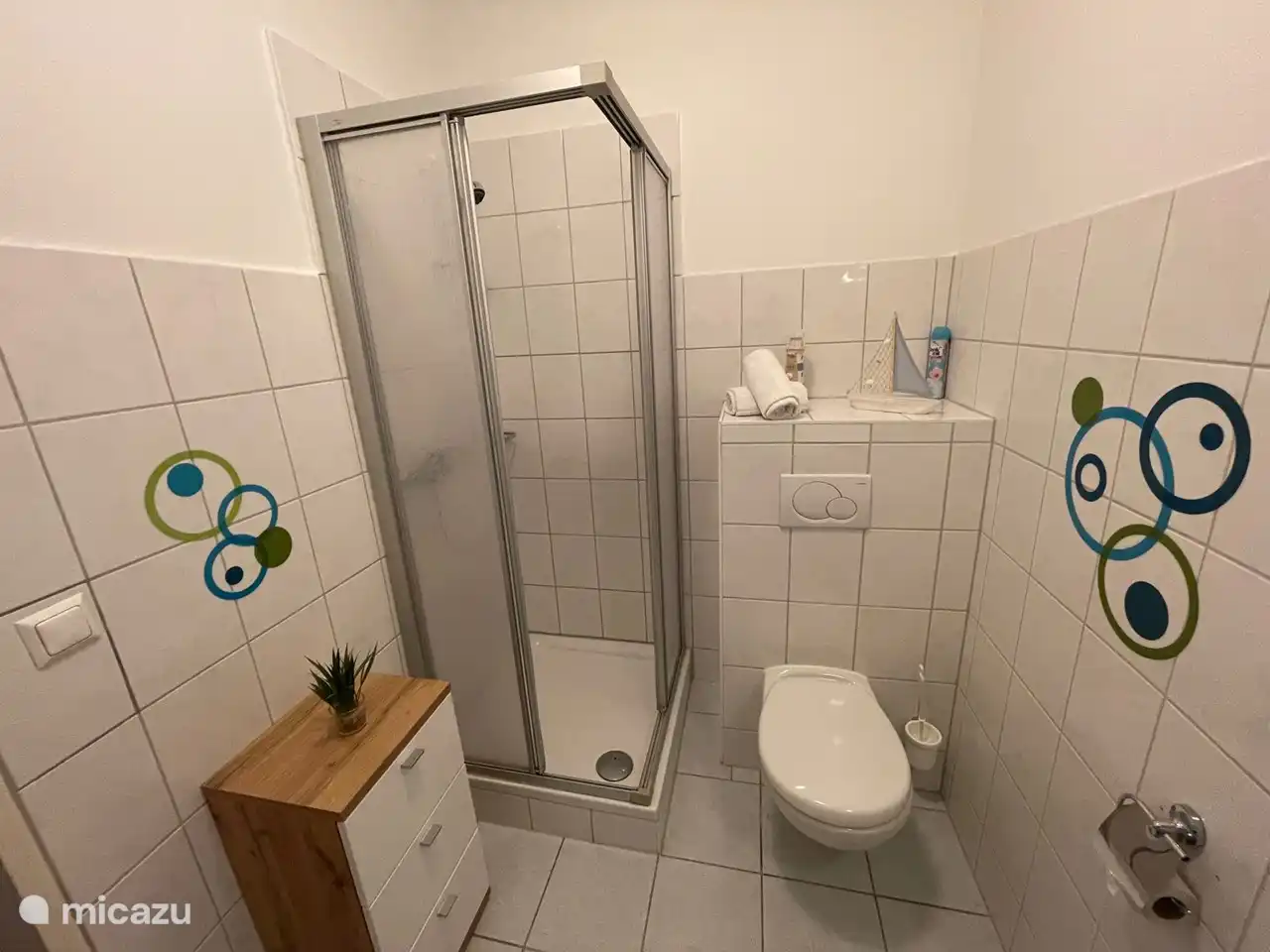 Baños modernos con cabina de ducha, inodoro, lavabo con espejo (lámpara)