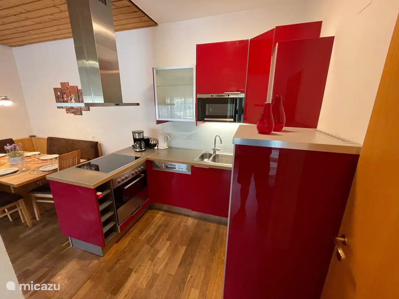 Cocina: Vitrocerámica 4 fuegos, Campana extractora, Horno, Hervidor de agua, Cafetera, Nevera con congelador, Lavavajillas, Aspiradora, Muebles de almacenaje