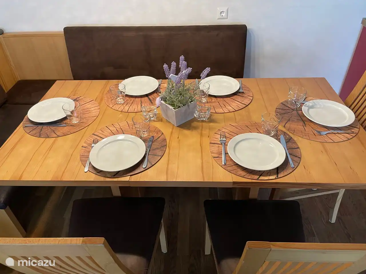 Mesa de comedor espaciosa y acogedora.