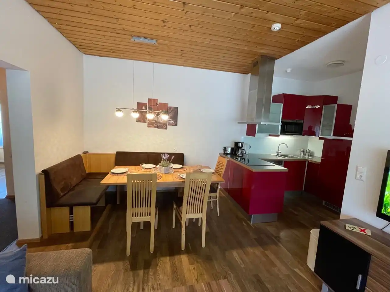 Comedor acogedor y cocina moderna.