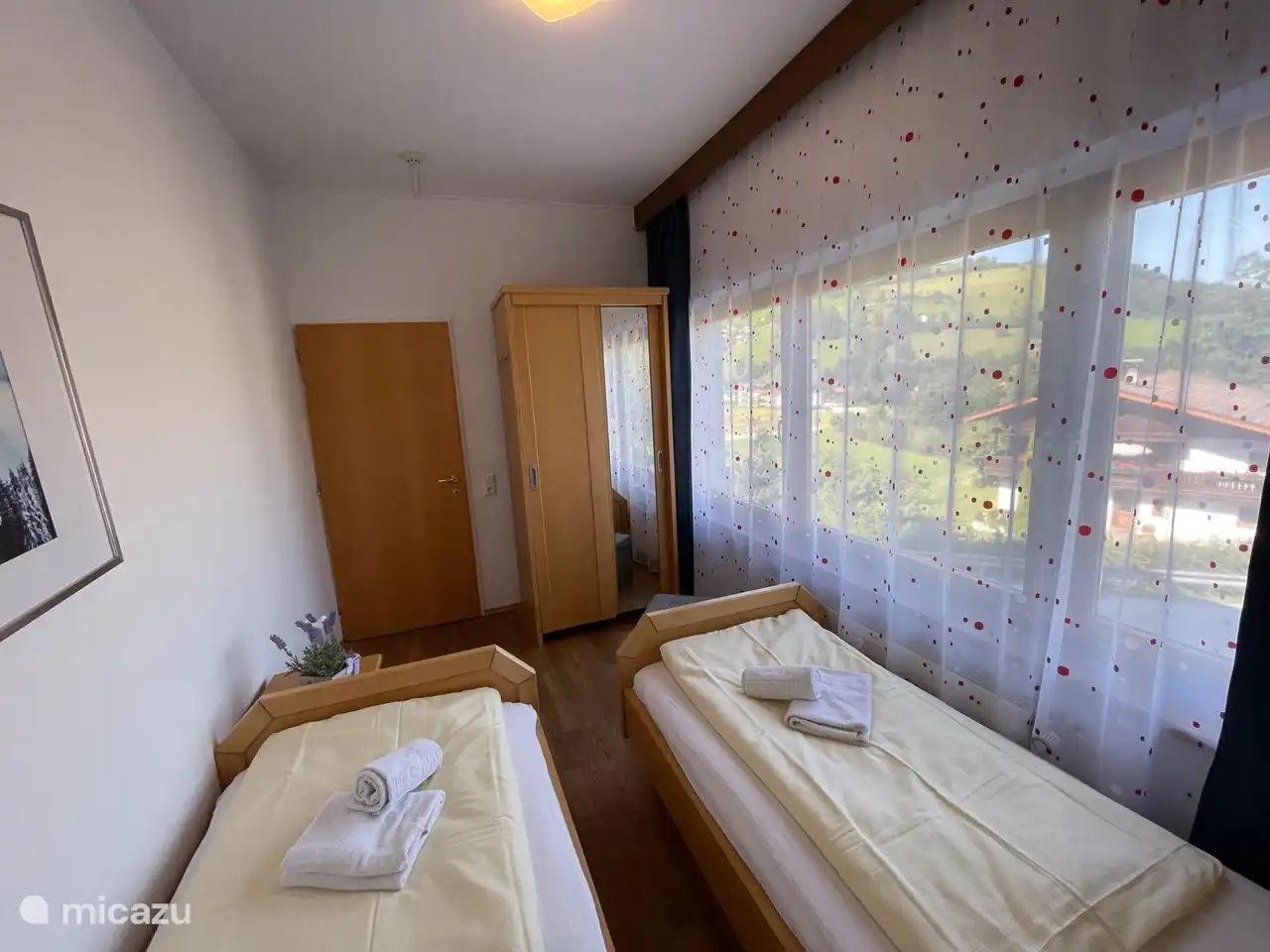 Dormitorio con dos camas de 90x200, lámparas de lectura y mesita de noche