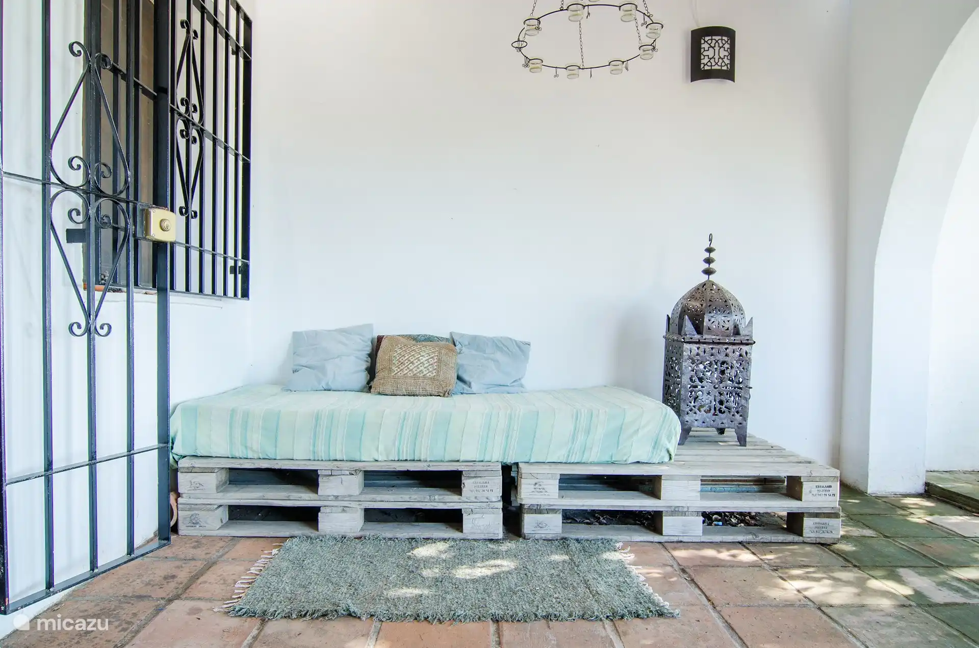 Lounge-Bett überdachte Terrasse