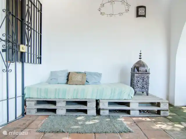 Location de Vacances Espagne, Andalousie, Cómpeta, finca - Los dos Algarrobos Terrasse couverte avec un lit lounge