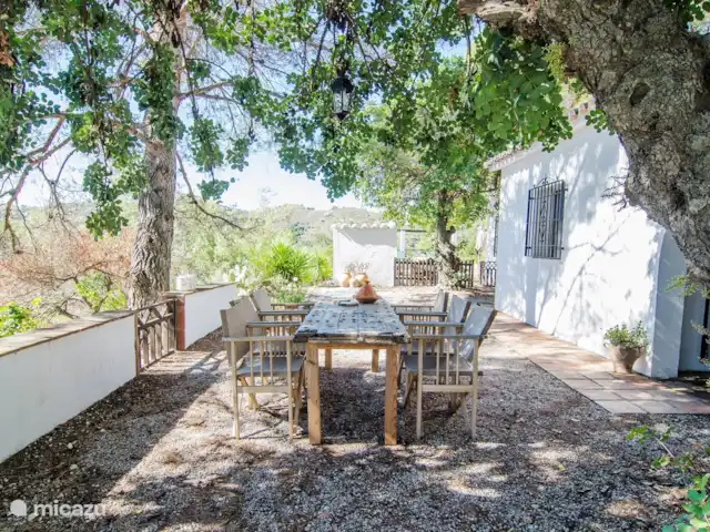 Location de Vacances Espagne, Andalousie, Cómpeta, finca - Los dos Algarrobos Table sous les arbres