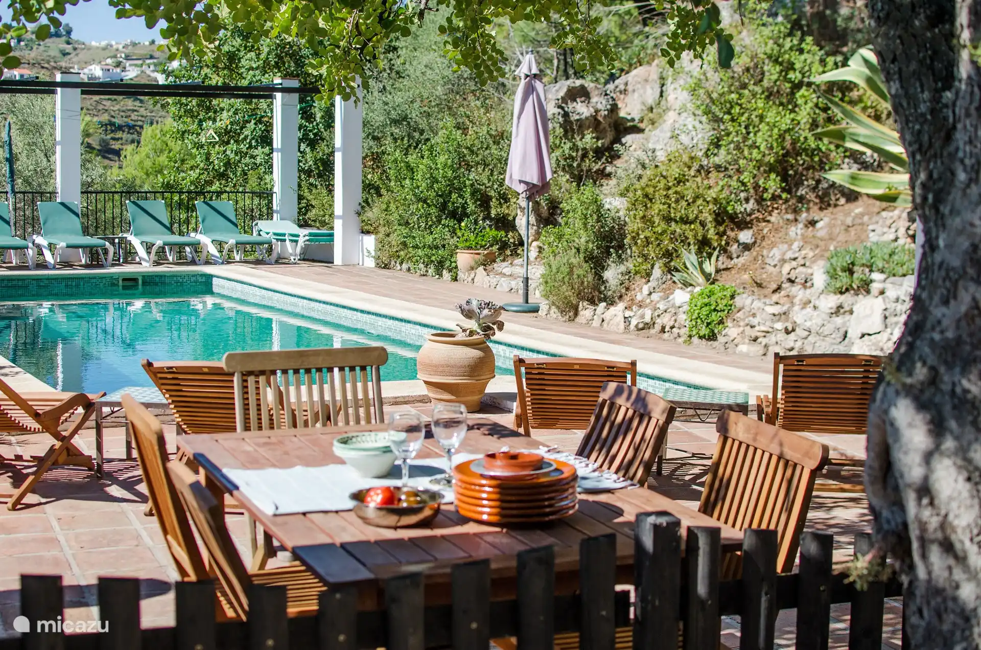 Esstisch in der Außenküche am Pool