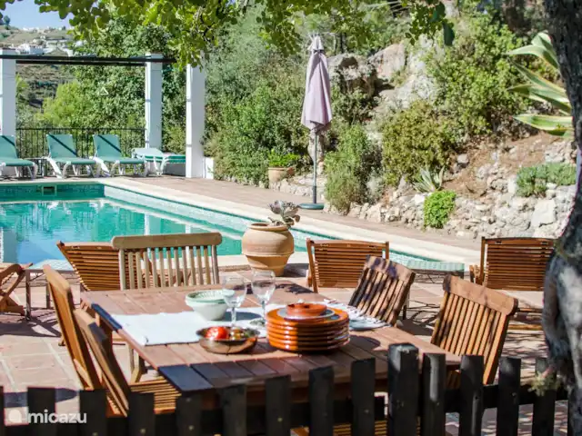 Location de Vacances Espagne, Andalousie, Cómpeta, finca - Los dos Algarrobos Table à manger dans la cuisine extérieure au bord de la piscine