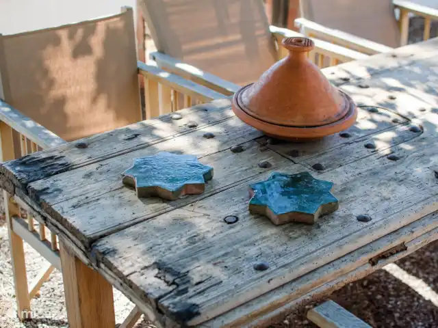 Location de Vacances Espagne, Andalousie, Cómpeta, finca - Los dos Algarrobos Détail de la table à manger, fabriquée à partir d’une ancienne porte